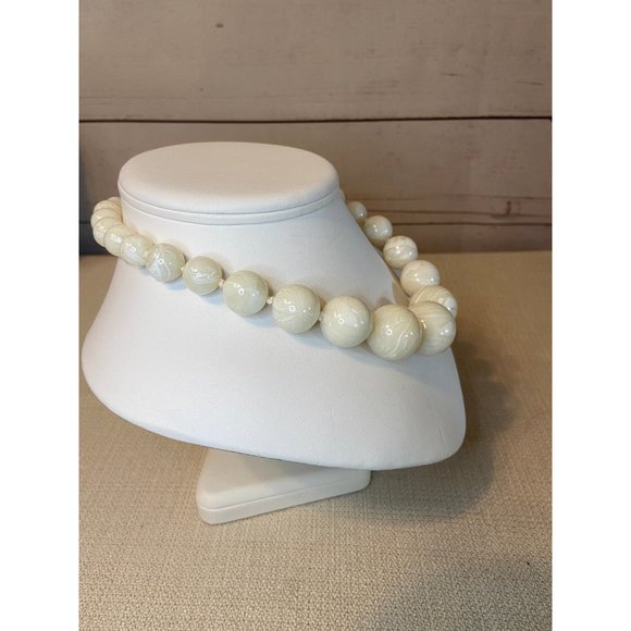 Vintage Off White Marbled  Lucite Necklace - Picture 5 of 6